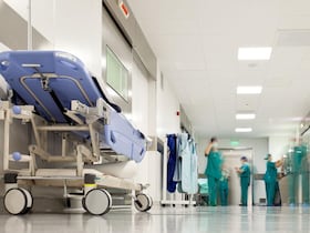 Un couloir d'hôpital.