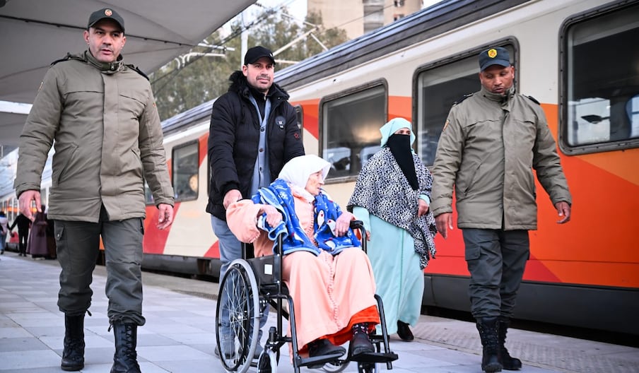 Des familles quittent les centres d’hébergement temporaires de Tanger pour regagner leurs foyers à Larache et Ksar El Kébir, ce dimanche 15 février 2026.