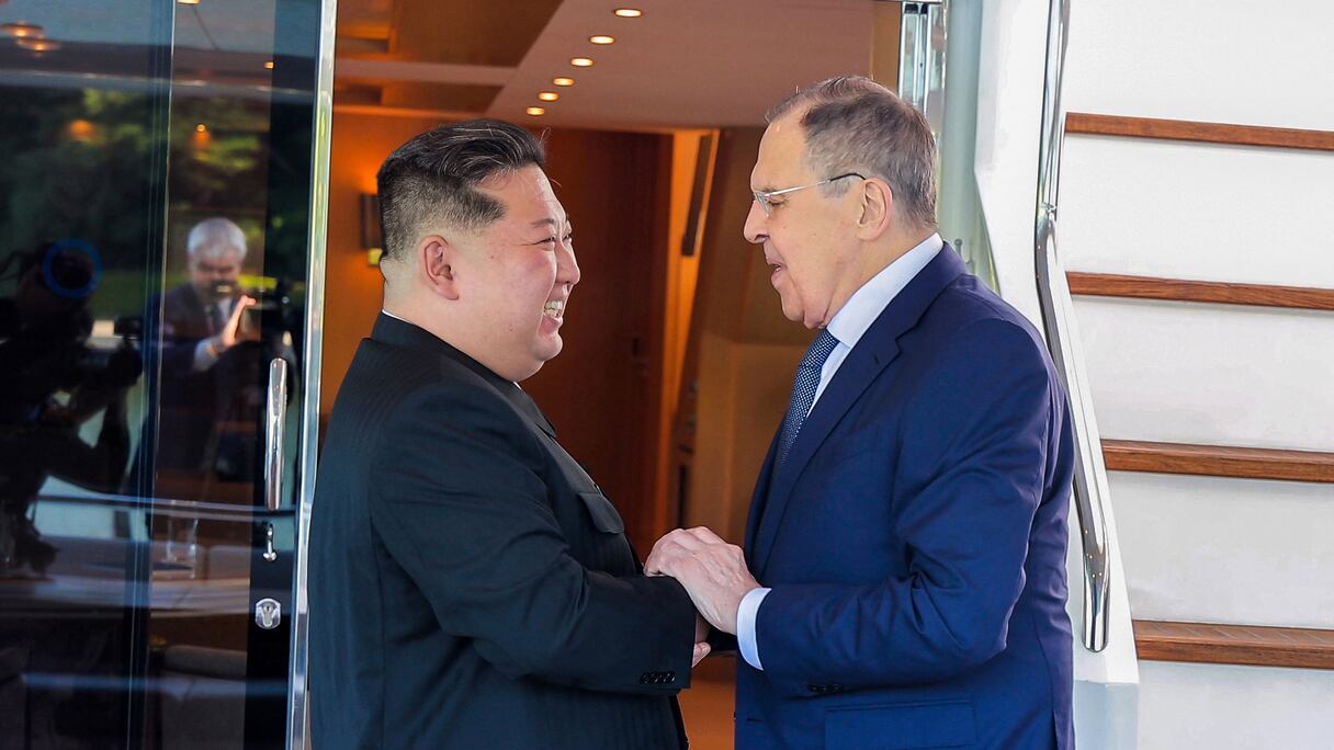 Le dirigeant nord-coréen Kim Jong-un rencontrant le ministre russe des Affaires étrangères Sergueï Lavrov à Wonsan, en Corée du Nord, le 12 juillet 2025