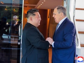 Le dirigeant nord-coréen Kim Jong-un rencontrant le ministre russe des Affaires étrangères Sergueï Lavrov à Wonsan, en Corée du Nord, le 12 juillet 2025