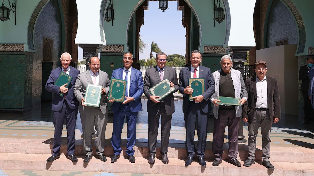 Photo de famille suite à la réunion entre le gouvernement et les partenaires sociaux, qui a mené à la signature d'un accord social, le 30 avril 2022 à Rabat.