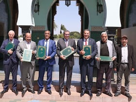 Photo de famille suite à la réunion entre le gouvernement et les partenaires sociaux, qui a mené à la signature d'un accord social, le 30 avril 2022 à Rabat.