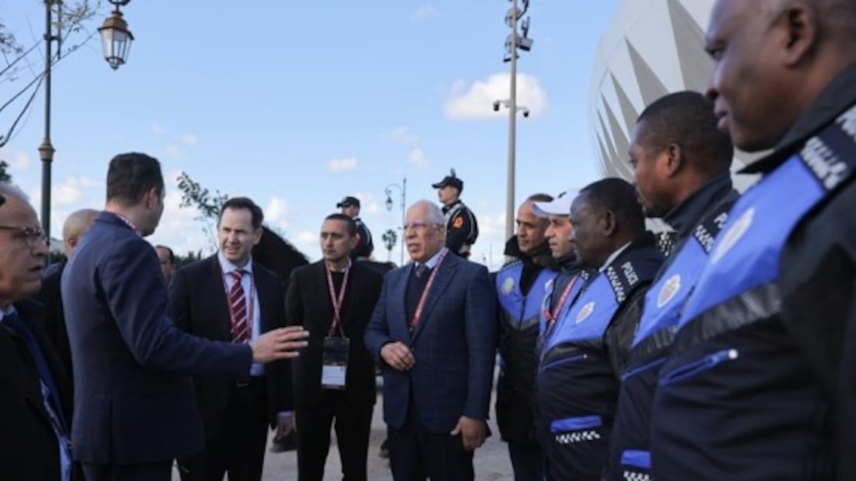 Les membres de la délégation du FBI en visite au stade Moulay El Hassan à Rabat.