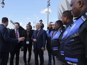 Les membres de la délégation du FBI en visite au stade Moulay El Hassan à Rabat.