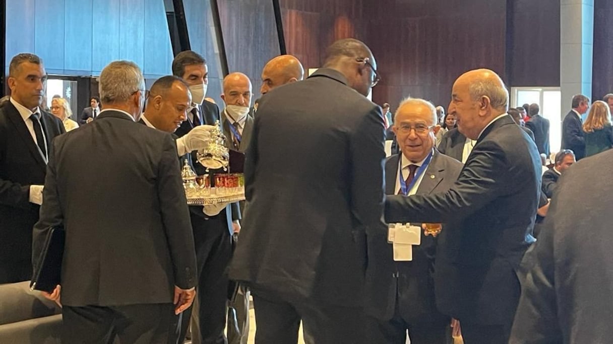 Le président algérien Abdelmadjid Tebboune déguste un thé marocain à la COP27, le 6 novembre 2022 à Charm El-Cheikh, en Egypte (à ses côtés, le ministre algérien des Affaires étrangères, Ramtane Lamamra). 
