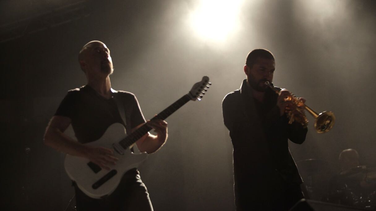 Ibrahim Maalouf et sa trompette qui respire et expire tout un monde, fait monter dans les airs une prenante mélopée qui tressaille, s'enflamme, explose soudain comme un éclat de joie pour faire danser la nuit. 
