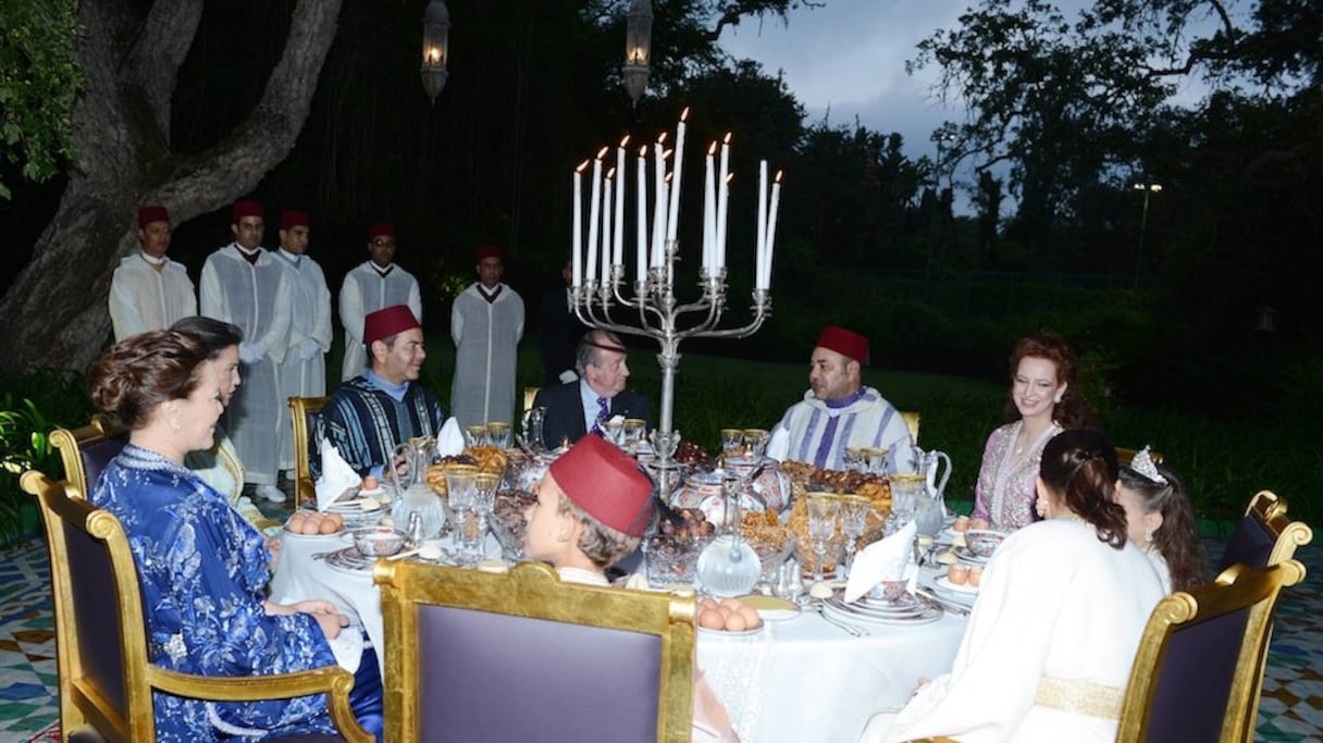 Ambiance conviviale autour de la table du ftor royal
