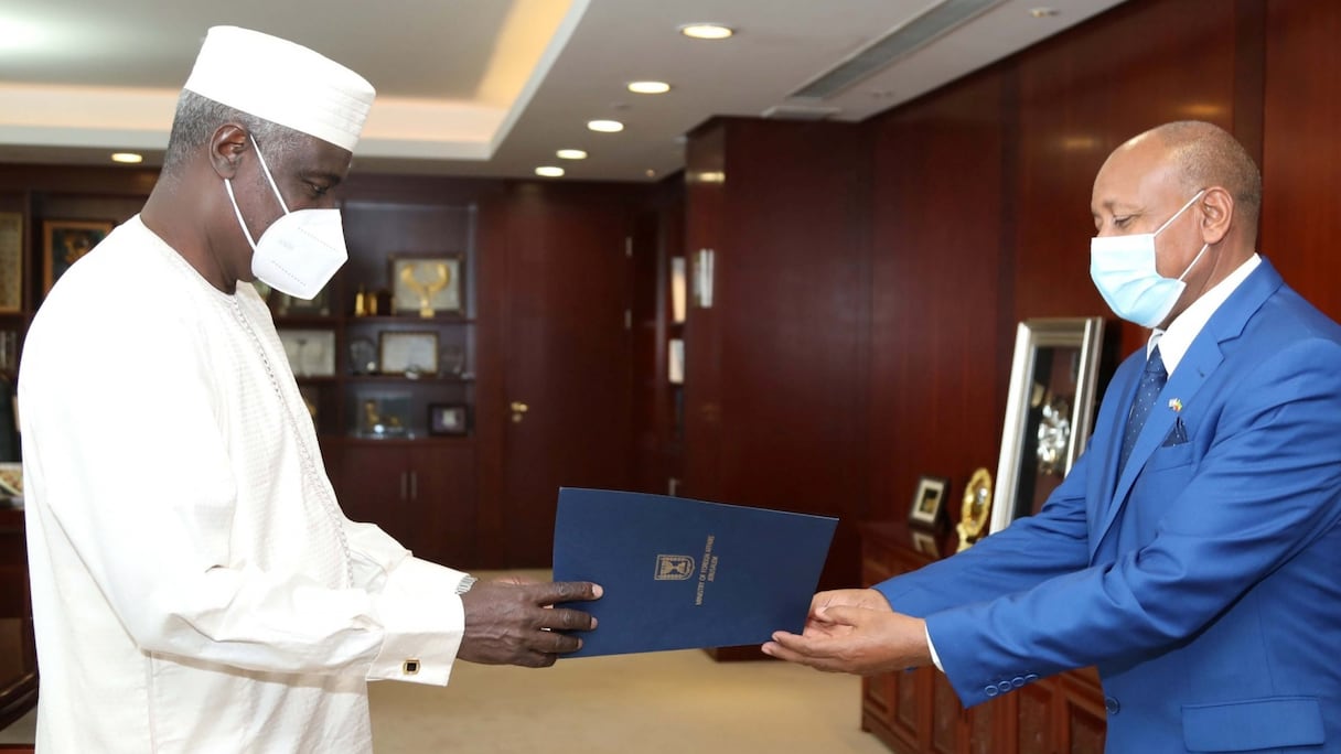 Le président de la Commission africaine, Faki Mahamat (à gauche), et le nouvel ambassadeur israélien auprès de l'Union africaine.
