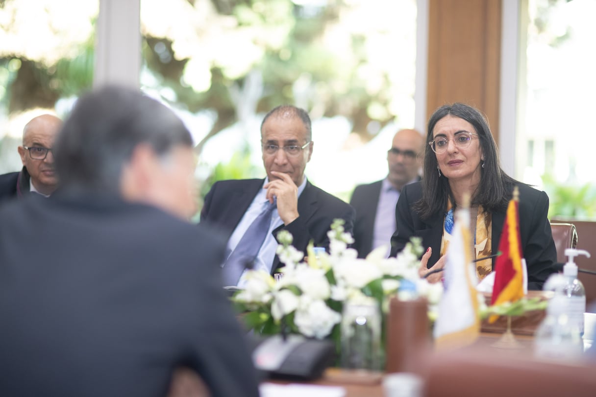 La ministre de l'Economie et des finances, Nadia Fettah, recevant Kenji Okamura, directeur général adjoint du Fonds monétaire international, le 8 mars 2023 à Rabat.