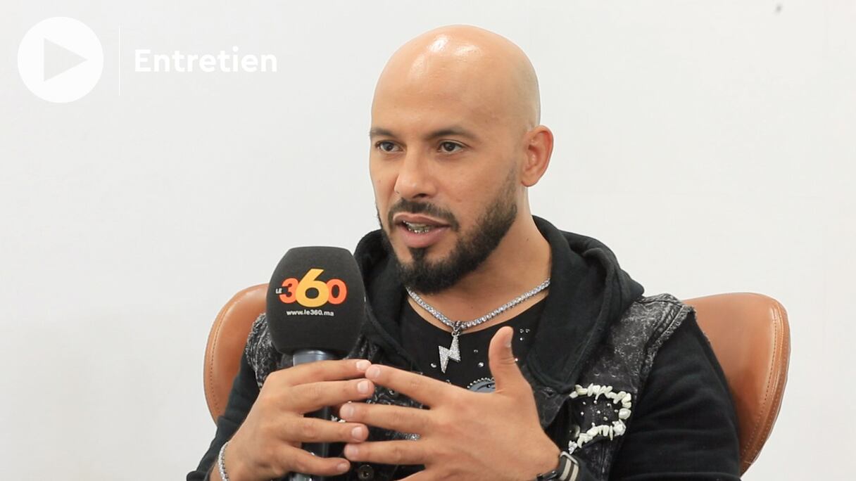 Khalifa Mennani, reçu ici par Le360 à Casablanca, membre des Fnaïre, se lance dans une carrière en solo, mais ne quitte pas pour autant le groupe de musique qui a fait sa célébrité.