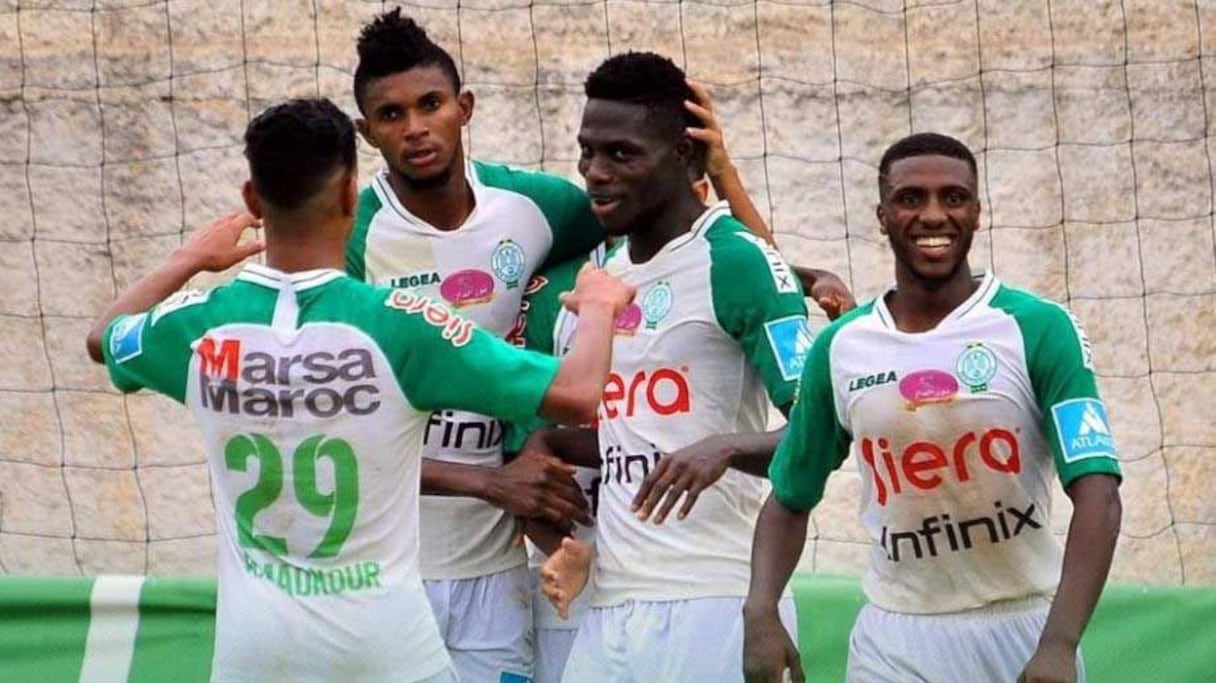 Ben Malango et Fabrice Ngoma célébrant un but avec le Raja de Casablanca.
