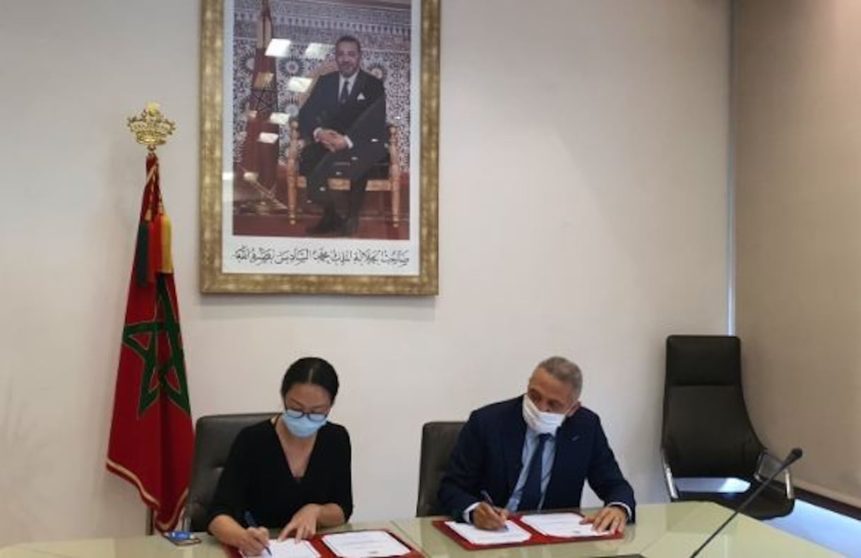 Lors de la cérémonie de signature de la convention d'investissement, à Rabat, entre le Chinois Omega Textile Maroc et le ministère de l'Industrie, représenté par Moulay Hafid Elalamy, le 16 juillet 2020. 
