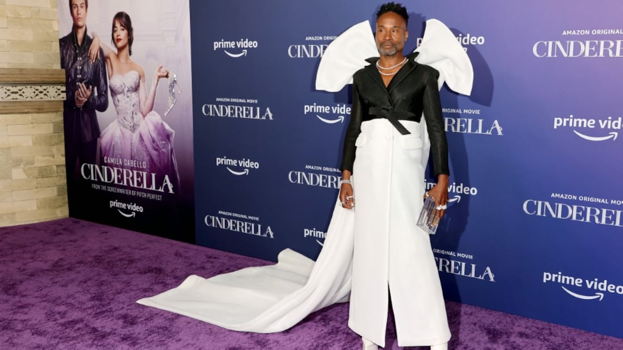 Billy Porter, habillé par le créateur marocain Mohamed Benchellal, assiste à la première à Los Angeles de "Cendrillon" d'Amazon Studios au Greek Theatre, le 30 août 2021 à Los Angeles, Californie.
