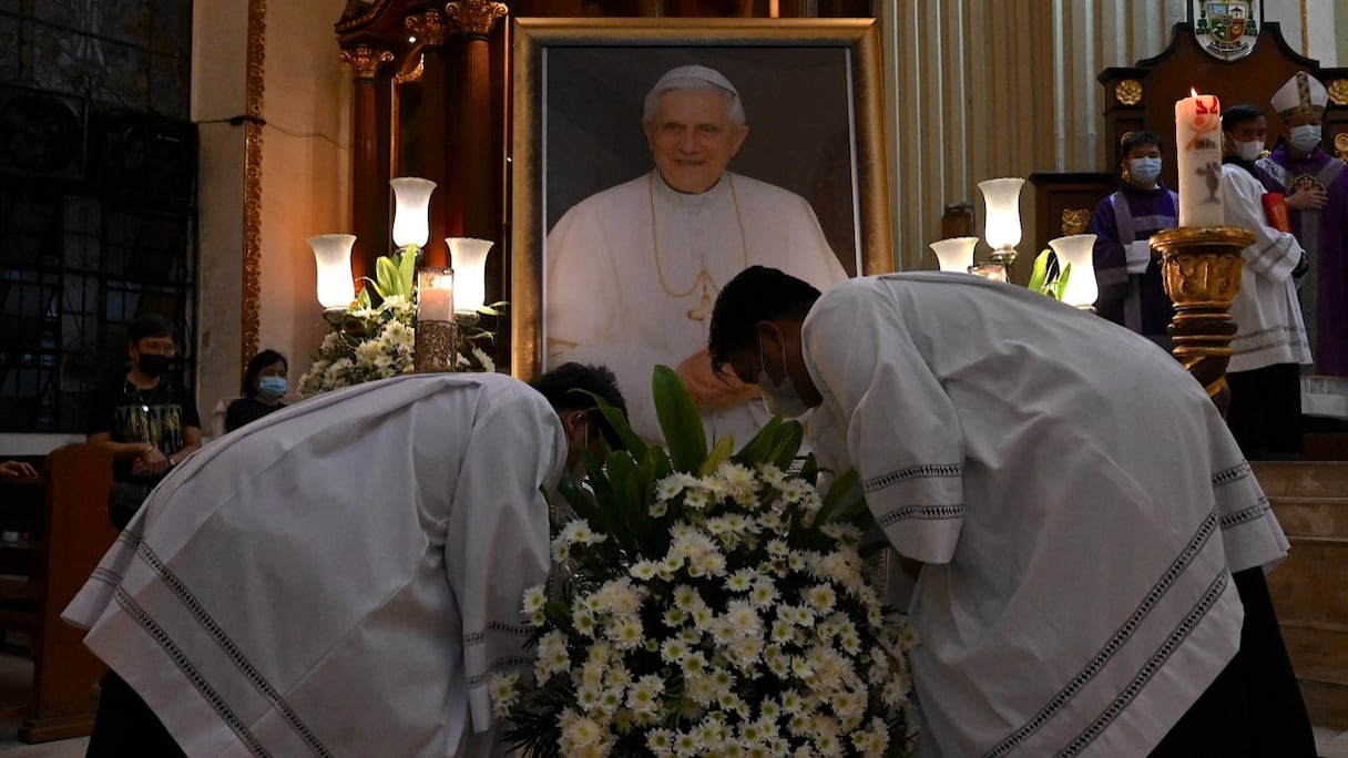 Offrande de fleurs au défunt pape émérite Benoît XVI après la messe de requiem dans une église de Malolos, Bulacan, le 5 janvier 2023.
