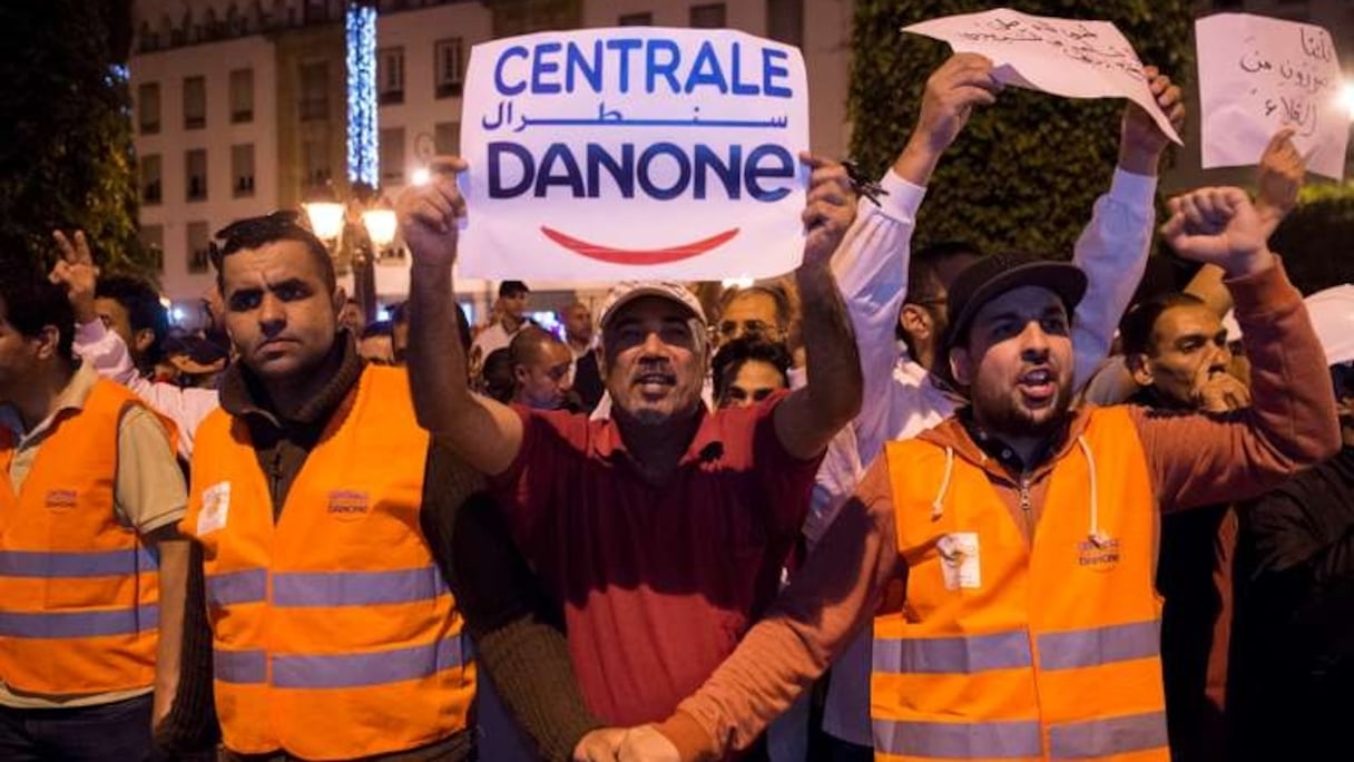 Lors d'une manifestation des employés de Centrale Danone devant le Parlement.
