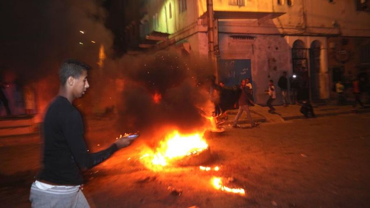 Des brasiers ont jailli ci et là, improvisés dans des pneus enflammés.
