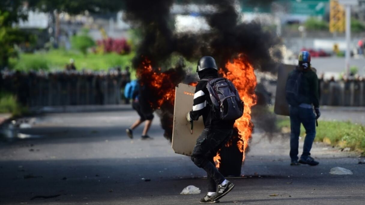 Heurts entre policiers et manifestants anti-gouvernementaux, le 30 juillet 2017 à Caracas.
