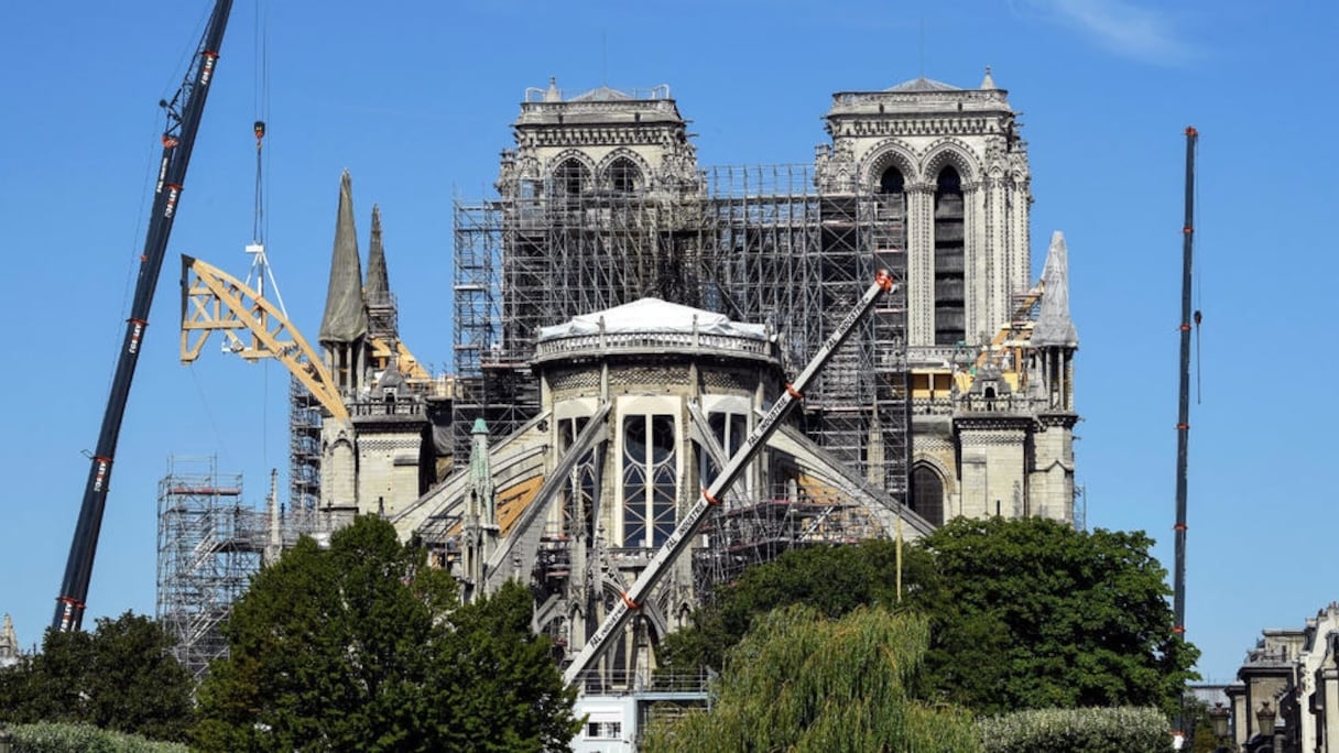  Notre-Dame de Paris, partiellement dissimulée sous un échafaudage, le 19 août 2019. 
