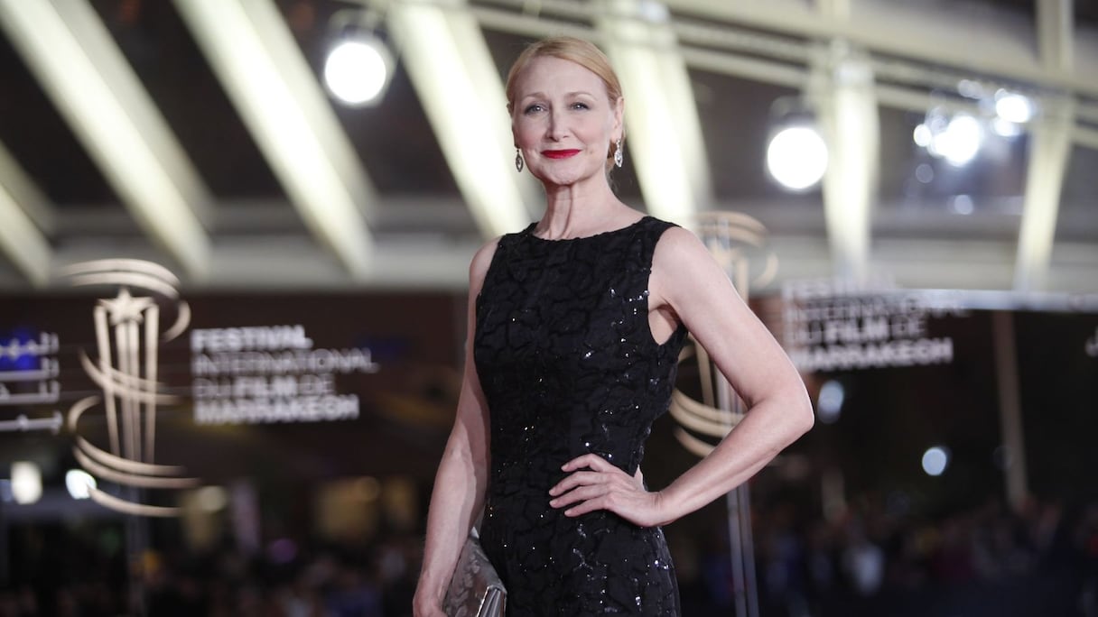 Magnifique dans une robe noire pailletée sublimant son teint opalin et sa chevelure fauve, la pétillante Patricia Clarkson.
