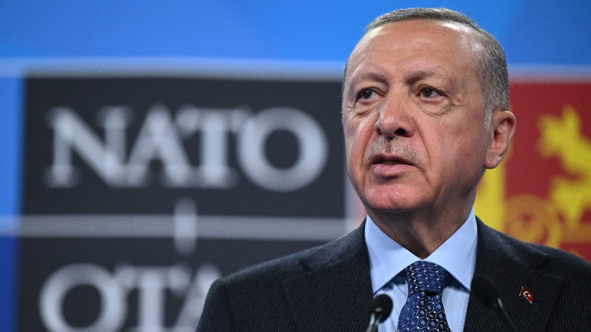 Le président turc Recep Tayyip Erdogan s'adresse aux journalistes au cours d'une conférence de presse au sommet de l'OTAN, au centre des congrès Ifema à Madrid, le 30 juin 2022.
