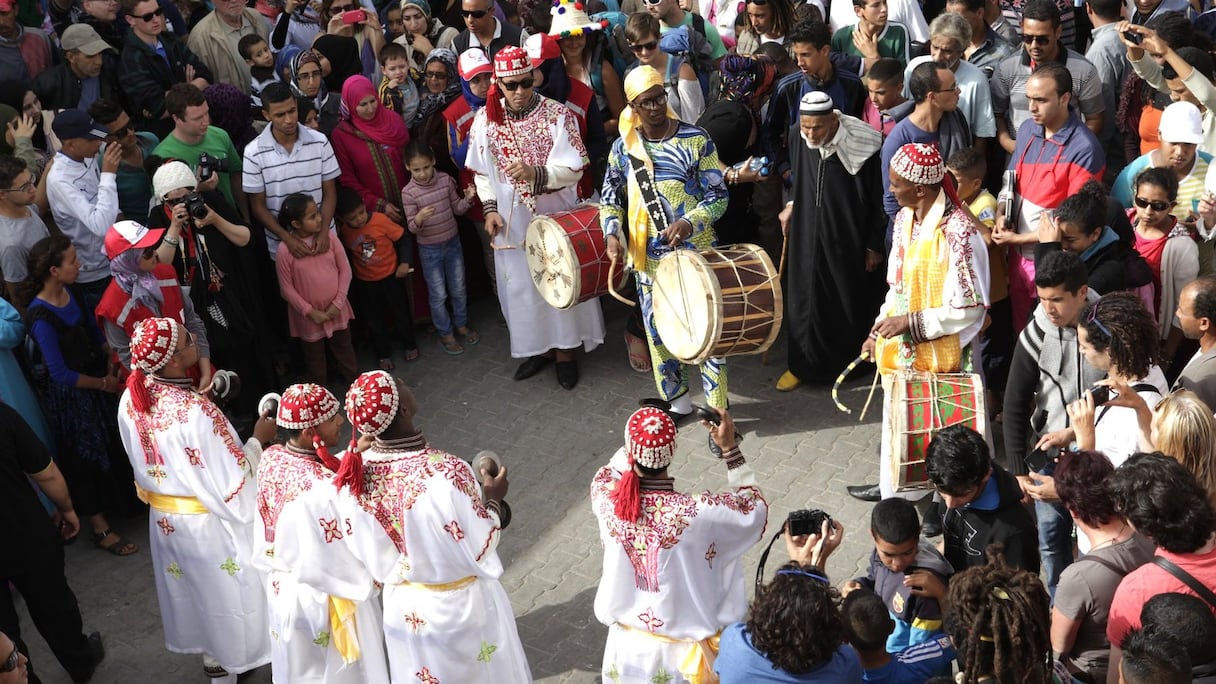 Le Maroc a déroulé ses splendides racines africaines au son des tambours battants, des castagnettes, et au rythme onduleux de chants montés d'une terre gorgée de multiples mémoires tressées comme un arbre d'argan.  
