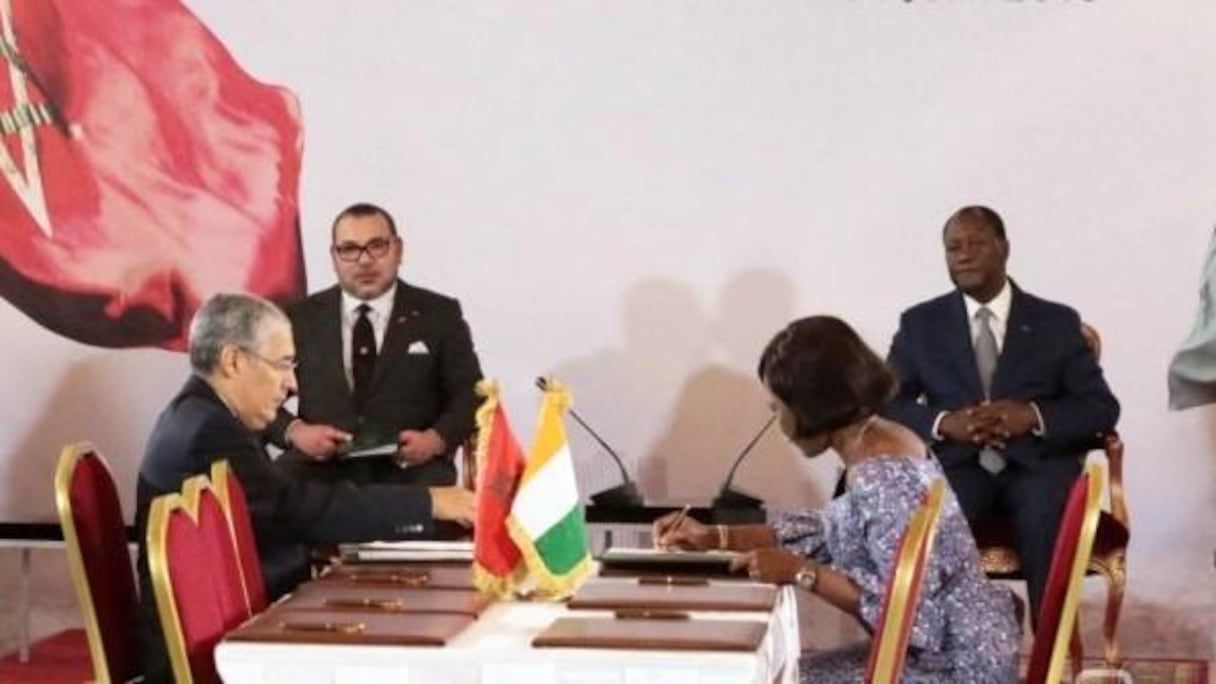 Légende photo : Le Ministre auprès du Premier Ministre chargé de l’Economie et des Finances, Mme Nialé Kaba et le Président Directeur Général du groupe Attijariwafa bank, M. Mohamed El Kettani
