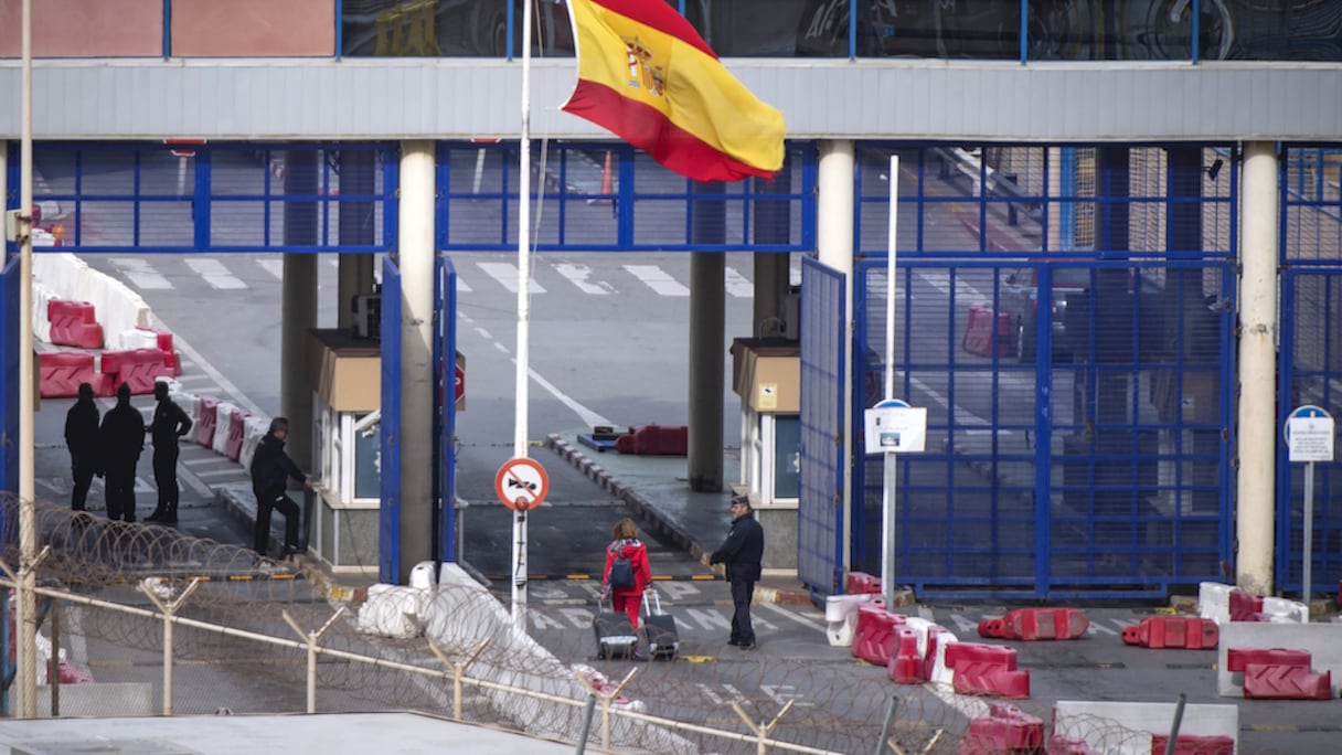 Le poste frontalier séparant Fnideq et Sebta.
