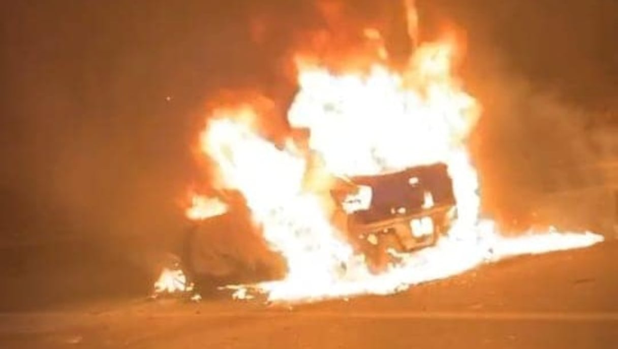 Une voiture en feu sur la rocade de Casablanca.
