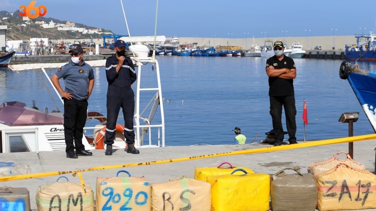 Saisie de plus d'une tonne de cannabis par la Gendarmerie royale à Tanger, samedi 8 août 2020.
