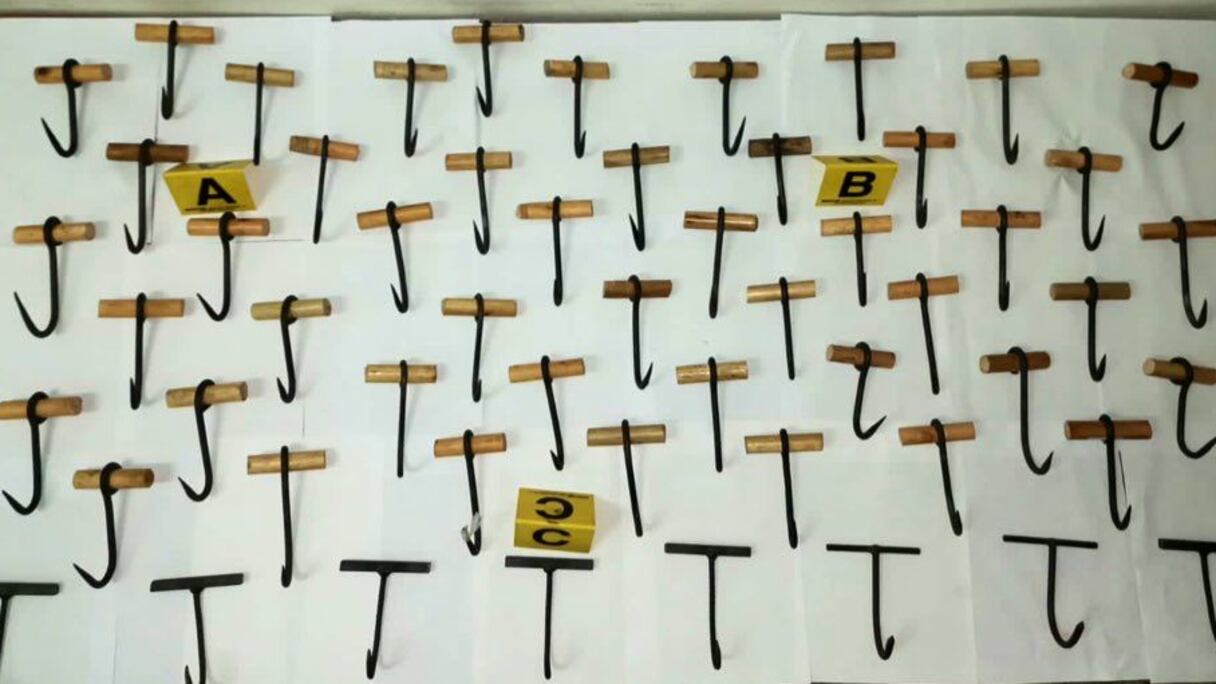 Crochets métalliques saisis par la police de Tanger au moment de l'arrestation de 11 candidats à l'émigration clandestine, le 12 décembre 2022 à Tanger.
