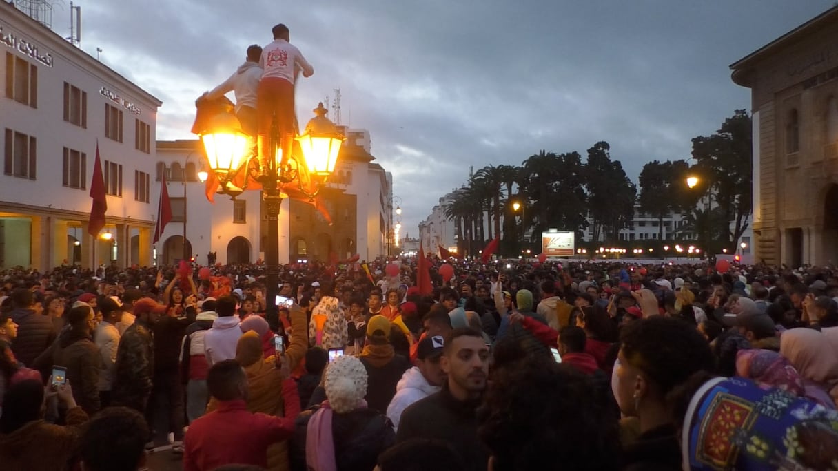 La foule venue célébrer la qualification des Lions de l’Atlas pour les huitièmes de finale de la Coupe du monde 2022 au Qatar, à Rabat, jeudi 1er décembre 2022.
