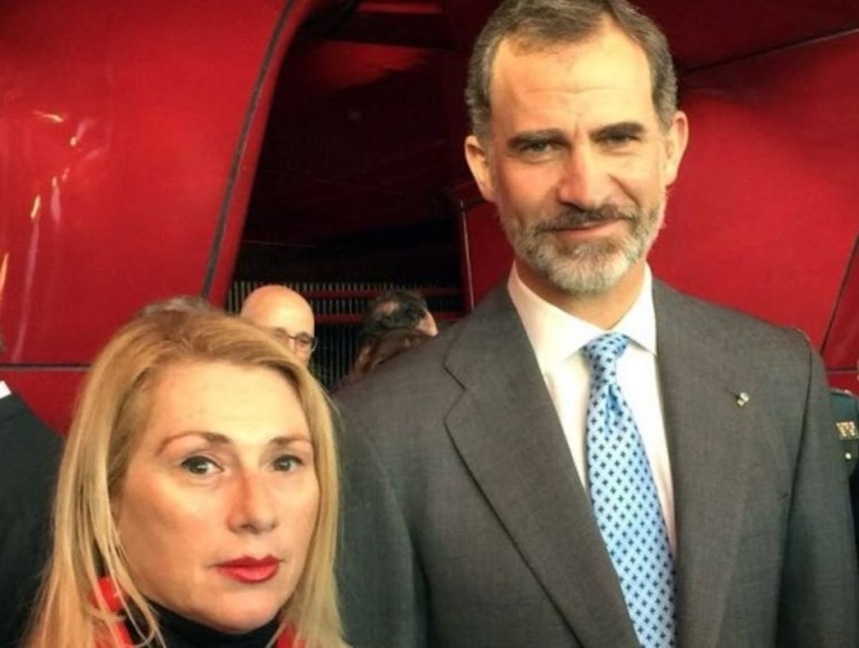 Le roi d'Espagne, Felipe VI, et Lucía Jiménez, présidente de l'Association Canarienne des victimes du terrorisme (ACAVITE).
