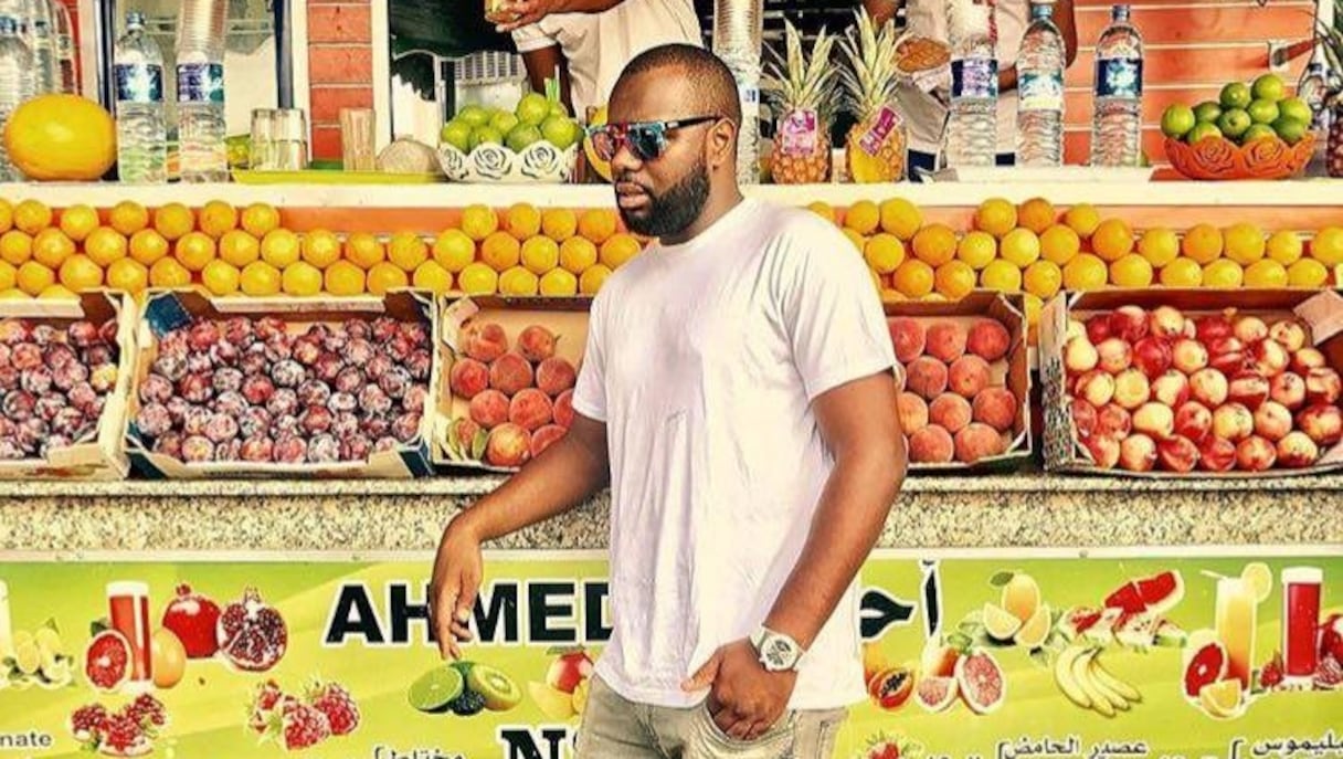 Maître Gims devant un vendeur de jus d'orange à Jamâa El Fnaa
