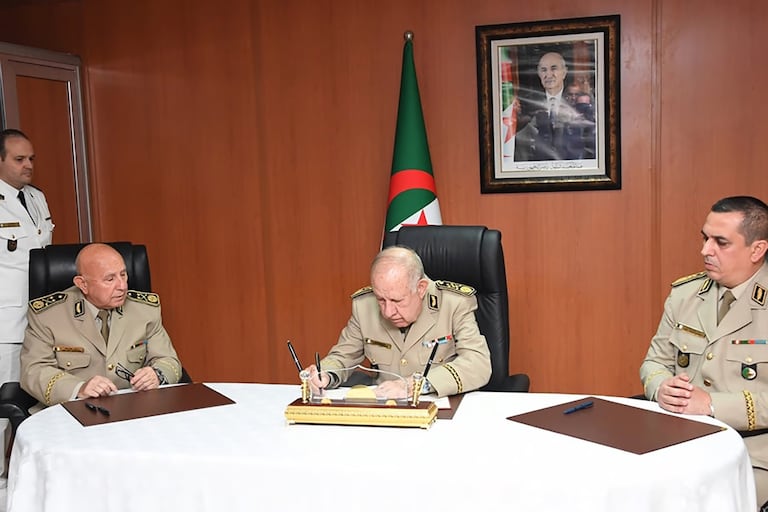 Saïd Chengriha (au centre), chef d’état major de l’Armée nationale populaire, entouré de l’ancien directeur de la DGDSE, M’henna Djebbar, et de son remplaçant à la tête de la DGDSE, le général Moussaoui, le 25 septembre 2024 à Alger.
