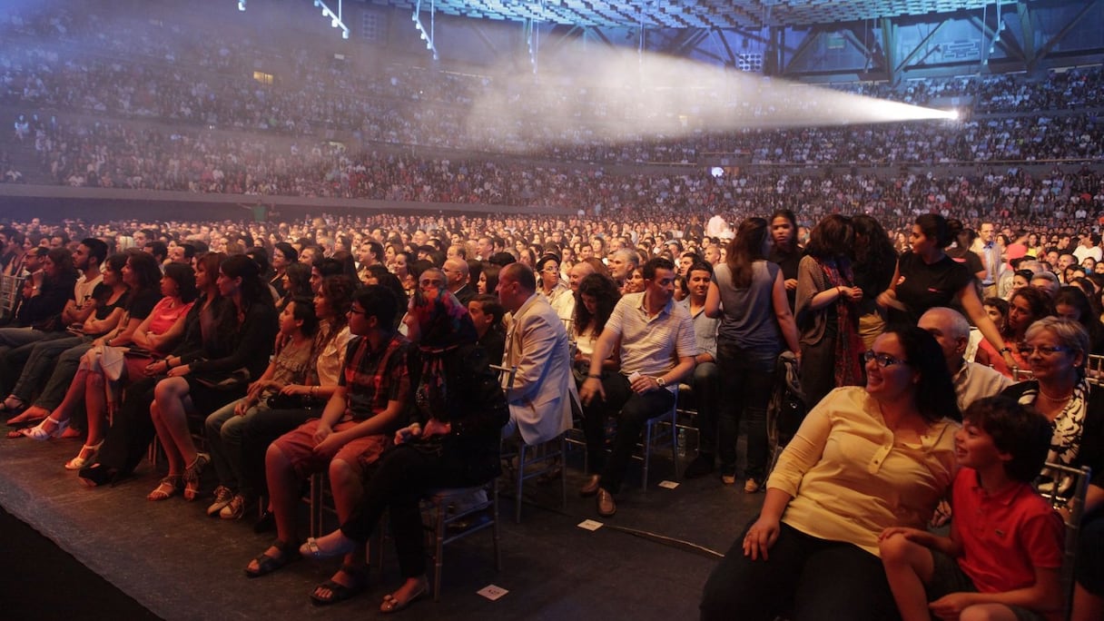 Tribunes combles, encore une fois, pour la deuxième du spectacle "Sans tambour" de Gad El Maleh, joué les deux soirs à guichets fermés. L'humoriste le sait: Casablanca, c'est chez lui et, quand il s'y rend, c'est toute la ville qui l'y accueille. 
