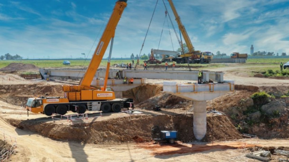 Le futur pont, en travaux, traversant l’oued Bouznika, qui assurera l’accès à la nouvelle Zone industrielle Bouznika Park Industries.
