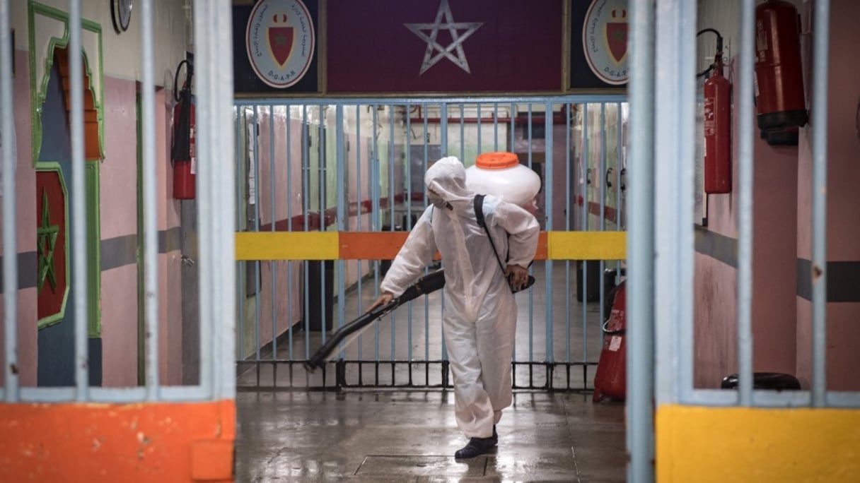 Lors d'une opération de désinfection, comme mesure préventive contre la propagation du coronavirus, à la prison Oukacha de Casablanca.
