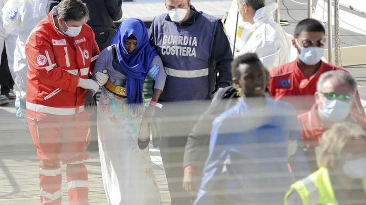 Le bateau qui transportait quelque 300 migrants, était surchargé et commençait à couler.
