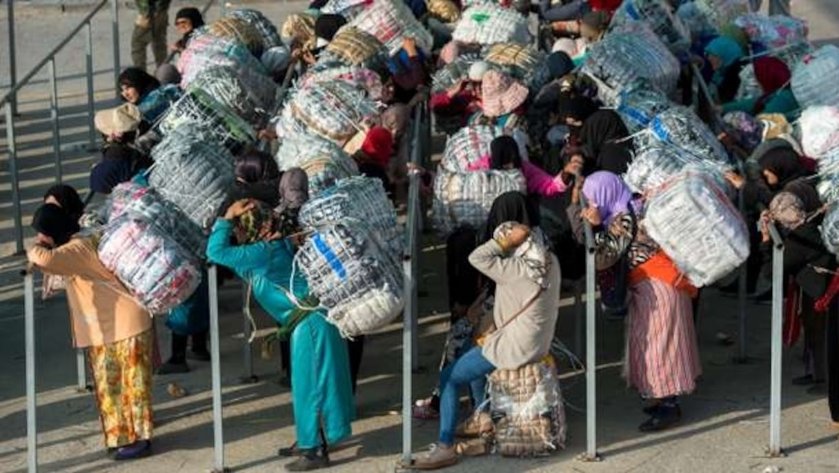 "Femmes-mulets" à Bab Sebta. 
