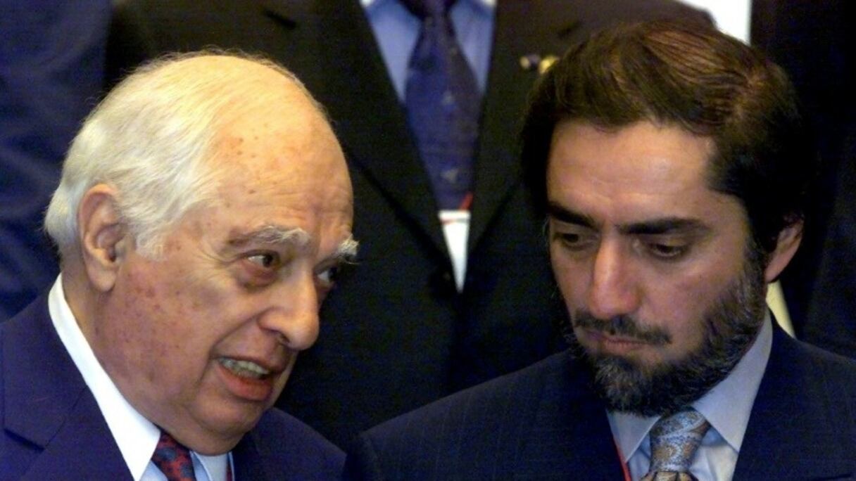 Bernard Lewis à gauche, discute avec le ministre des Affaires étrangères afghan Abdoullah Abdoullah le 12 février 2012.