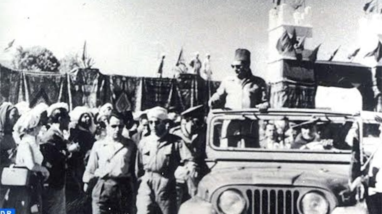 Le défunt roi Mohammed V, lors de son historique visite le 25 février 1958 à M'Hamid El Ghizlane.
