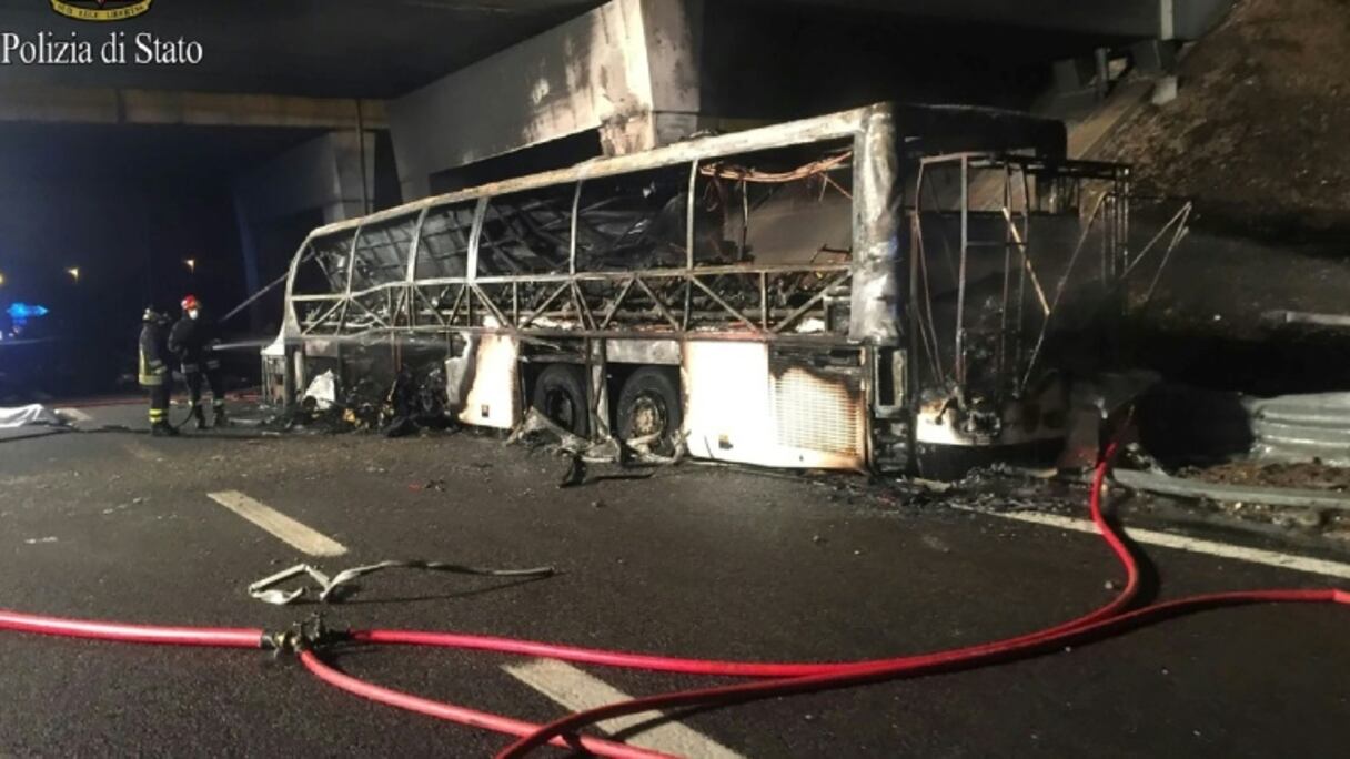 Photo fournie par la police italienne le 21 janvier 2017 montrant l'épave calcinée d'un car sur une autoroute près de Vérone, dans le nord de l'Italie.
