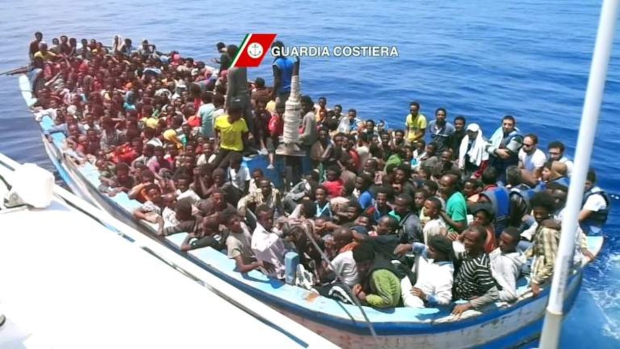 Capture d'écran fournie par les garde-côtes italiens lors d'une opération de sauvetage de migrants au large de la Libye.
