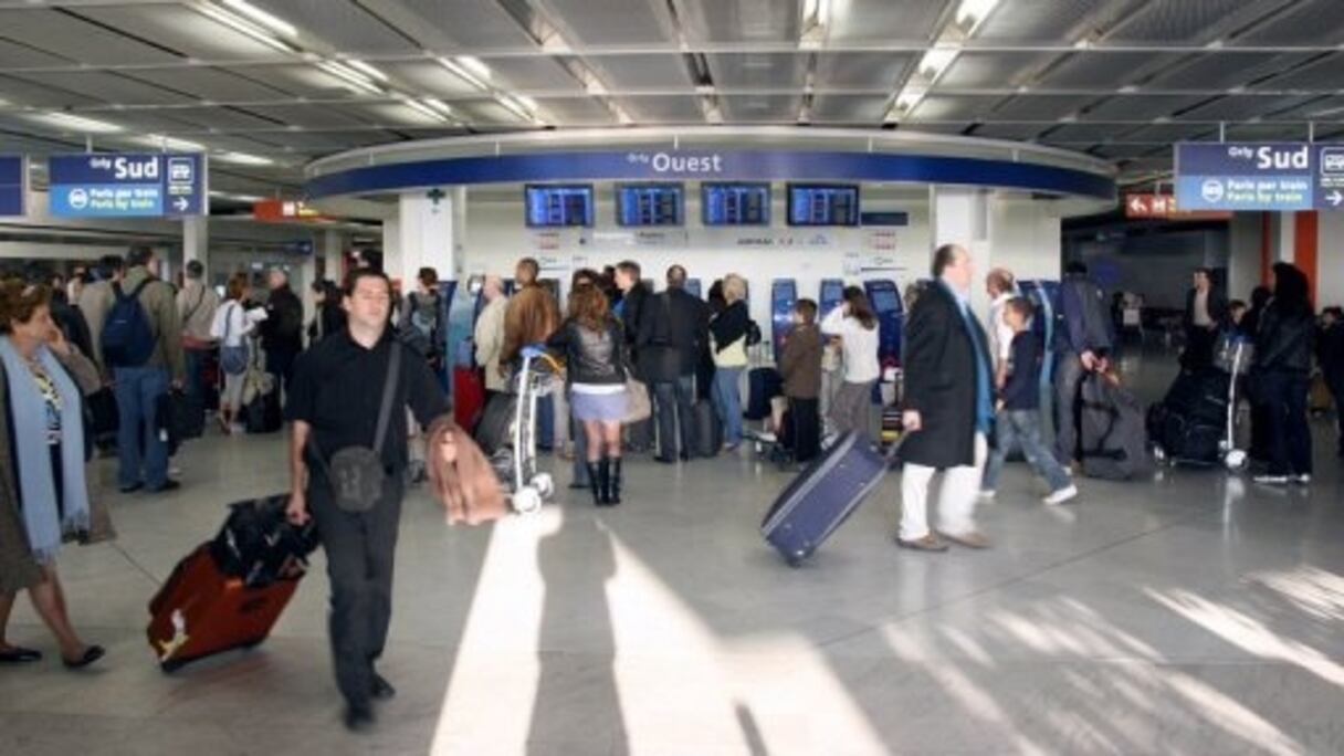 Passagers à l'aéroport d'Orly. 
