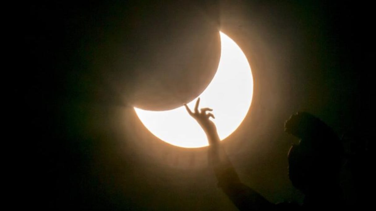 L'éclipse vue du toit du musée d'histoire de l'art de Vienne, en Autriche.
