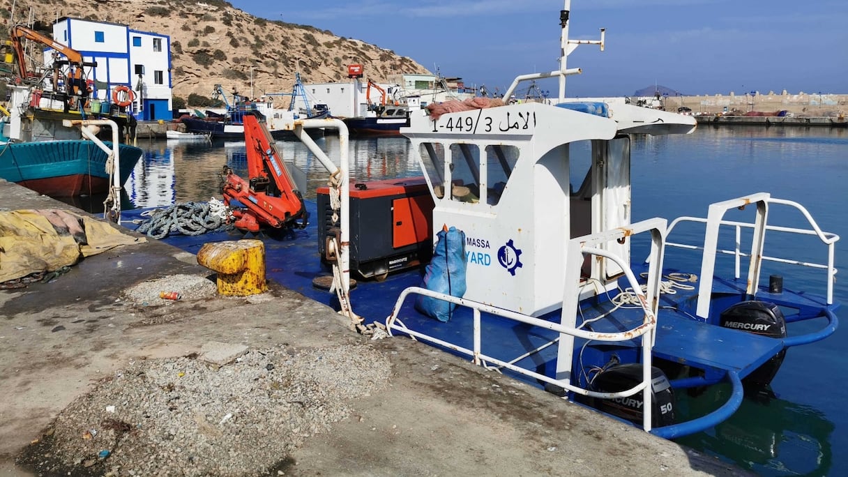 Une barge mytilicole, soit un bateau servant à la manipulation des essaims de moules d'élevage.
