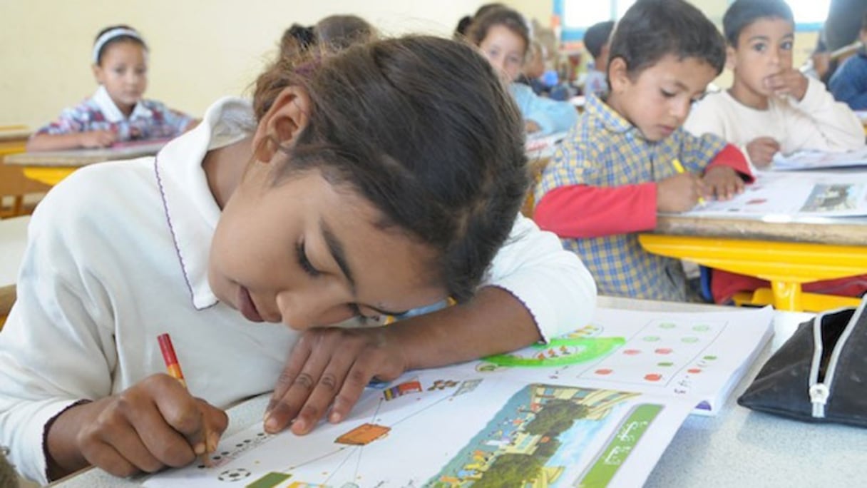 Ecoliers du cycle primaire, dans leur salle de classe. 
