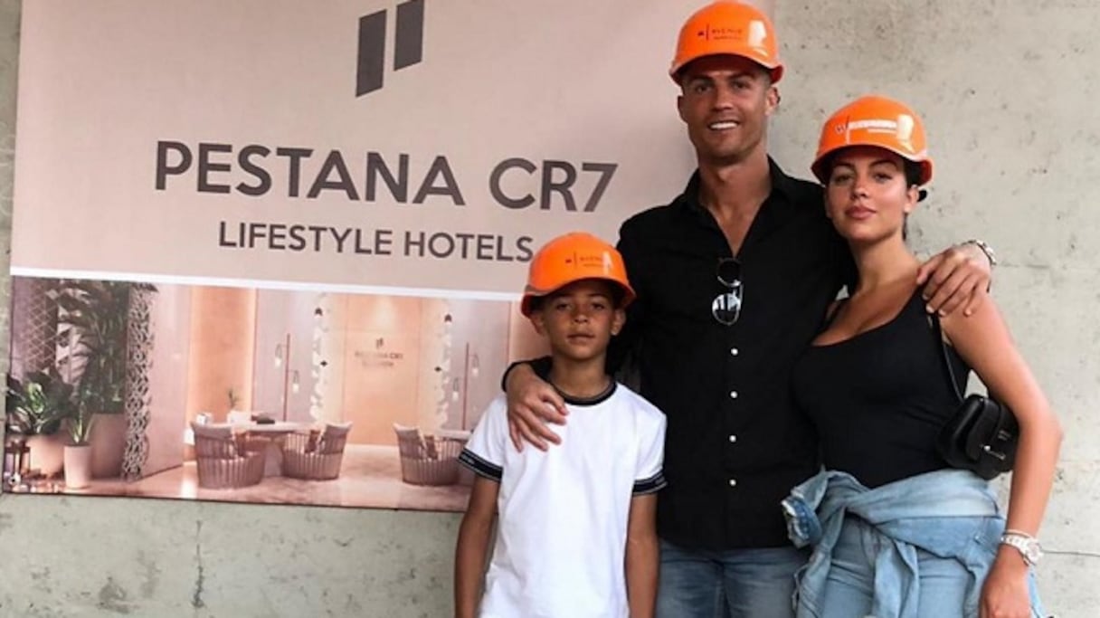 Cristiano Ronaldo, sa compagne Georgina Rodriguez et son fils Cristiano Jr., lors d'une visite de chantier de son hôtel Pestana CR7 à Marrakech, en mai 2019.