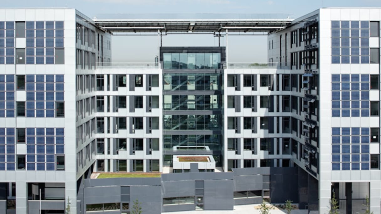 Les panneaux solaires se fondent ingénieusement dans la façade. 
