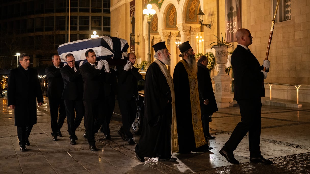 Le cercueil de l'ancien roi de Grèce Constantin II porté vers la chapelle Saint Eleftherios, à Athènes, le 16 janvier 2023.
